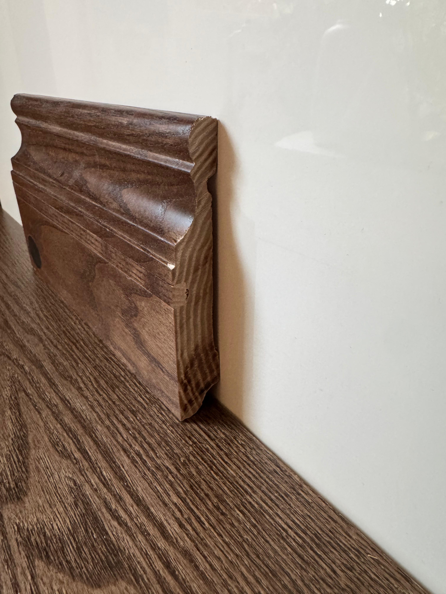 Плинтус массив Ясень коричневый лак со вставкой 120х20 мм